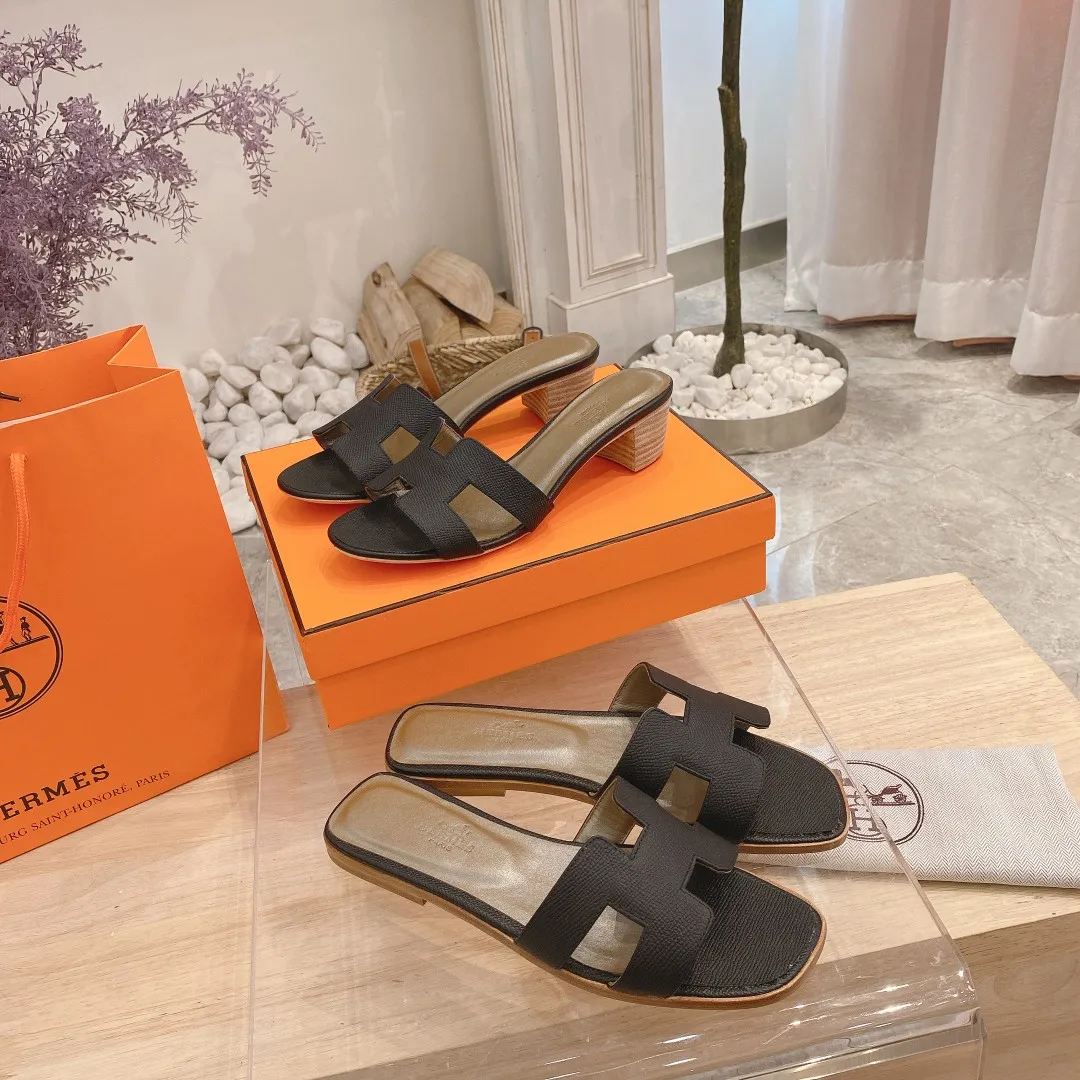 👟👟Ex-factory price 300👟👟 Genuine leather sole +40 🦄Hermès "Palm Print" has added new color sandals, "Year-round shipment" with three-dimensional concave and convex feeling on the classic "H" upper... It is a must-have item in your wardrobe, and it is magically versatile in this summer! This model fully demonstrates the classic Hermès style "palm print". Classic calfskin material ~ imported sheepskin. Lining 🐎Size: 34~42. Heel height ② type: low heel 1.5cm. Medium heel 4.5cm. Genuine leather sole +40 rubber sole.